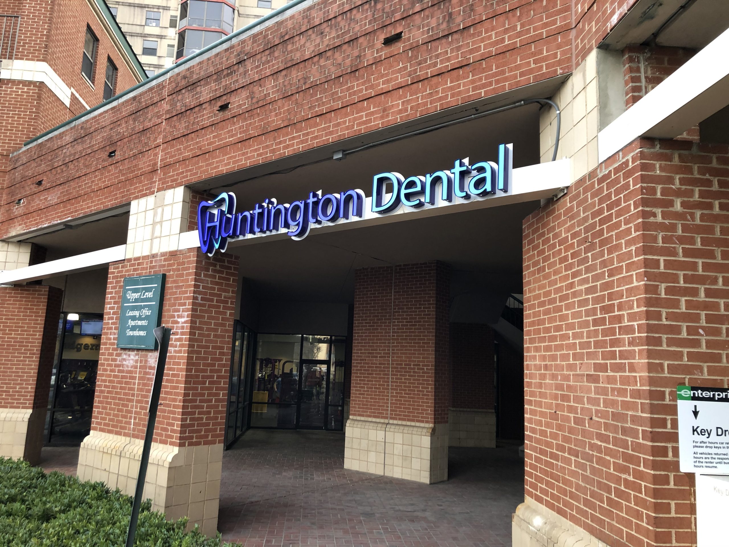 Huntington dental exterior sign